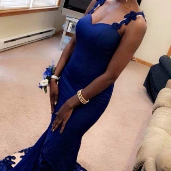 Gown - Picture 4 of 5